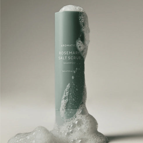 Aromatica Rosemary Salt Scrub Shampoo exfoliază eficient și hrănește scalpul, prevenind excesul de sebum și oferind senzație de prospețime.